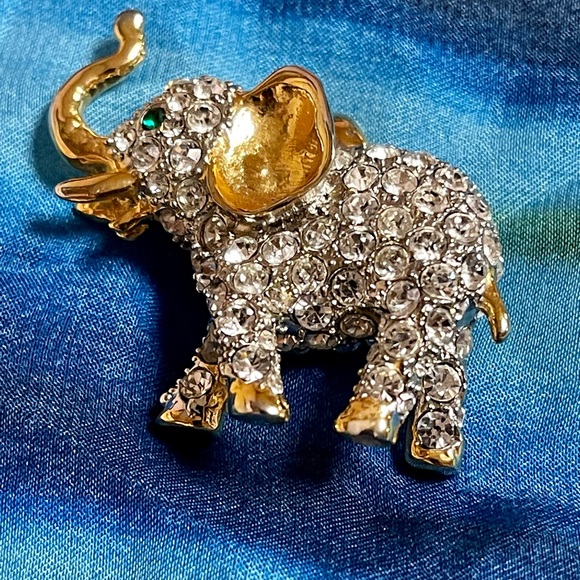 Signed P Swarovski crystal elephant pin brooch in excellent condition. - Picture 3 of 5